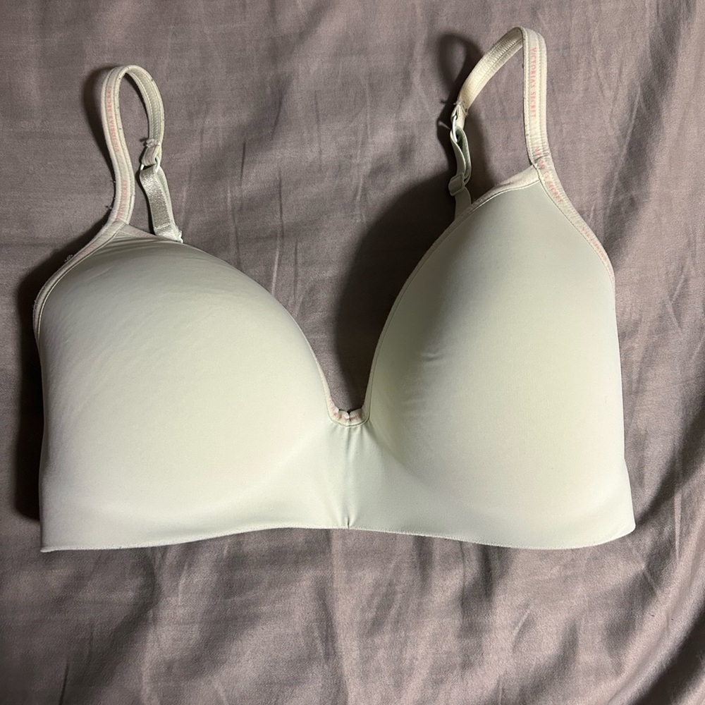 Victoria's Secret Wireless Push-Up Light Green Bra Size 32DDD